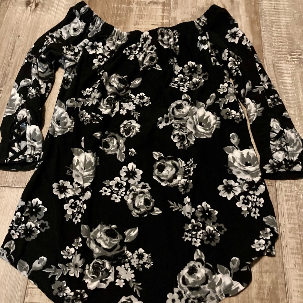 No Boundaries off the shoulder top Sz L
